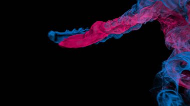 Tütsü renkli duman veya zengin buhar siyah bir arka plan üzerinde kıvrılmış