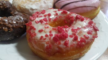 Beyaz arka planda izole renkli Donuts bir dizi çekim görünümü.