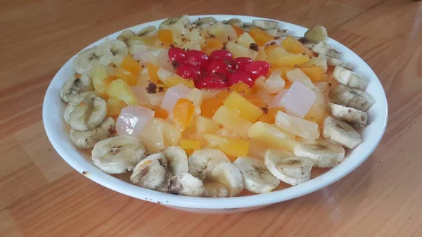 Creamy tasty sweet fruit trifle with banana slices layered on surface — Stock Photo, Image