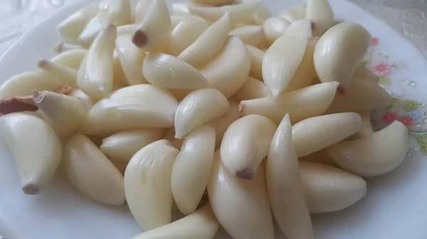 Tampilan close-up dari latar belakang cengkih bawang putih kupas kering — Stok Foto