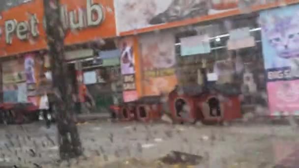 Vista Cerca Las Gotas Lluvia Espejo Ventana Del Coche Con — Vídeos de Stock