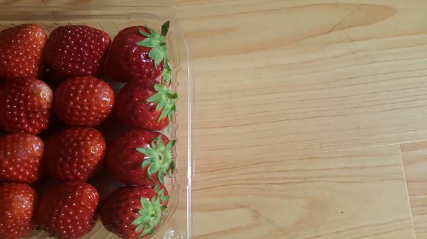 슈퍼마켓에서 판매하는 건강하고 신선한 유기농 딸기 더미 — 스톡 사진