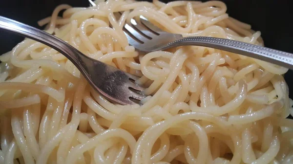 Vista de cerca de los fideos remolinos o pasta de espaguetis en un tazón — Foto de Stock