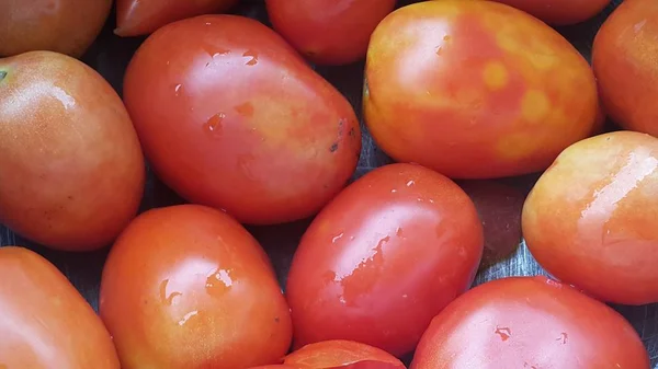 Rode tomaten in supermarkt te koop — Stockfoto
