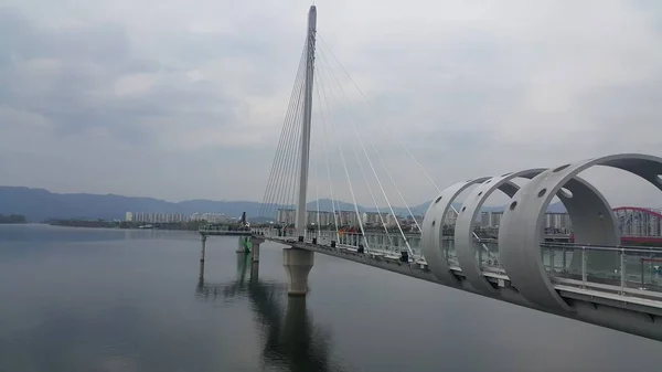 Chuncheon kentinde Soyang Gölü üzerinde gökyüzü yürüyüş güzel bir görünüm. — Stok fotoğraf