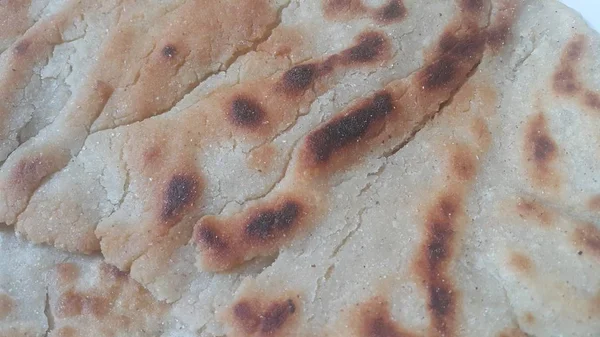 传统自制面包的特写视图,称为贾瓦尔罗蒂或bhakri — 图库照片