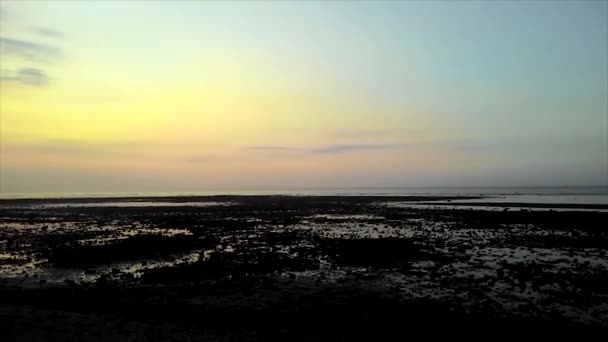 Coucher de soleil avec mer ou océan vagues mouvement avec ciel bleu et nuages arrière-plan — Video