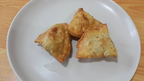 Close-up de deliciosa casa feita samosa ou pastelaria comida no fundo branco — Fotografia de Stock