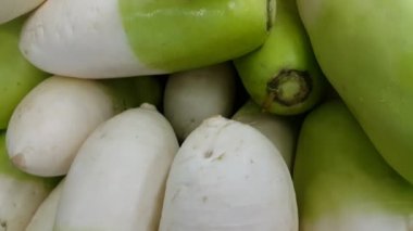 Süpermarkette büyük turp (Raphanus raphanistrum) kazık. Vitaminler, mineraller, lif ve antioksidanlarla doludur..