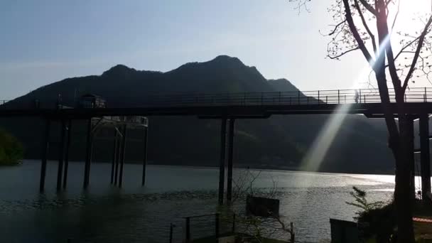 Vista panorámica del paseo por el cielo sobre el río. Gente moviéndose por el cielo caminando hecha de vidrio sobre agua de mar — Vídeo de stock