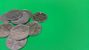 Kore Won sikke yeşil bir zemin üzerinde dağılmış