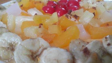 Yüzey katmanlı muz dilimleri ile krem lezzetli tatlı meyve önemsememek