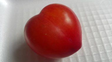 Beyaz gri arka planda kırmızı erik çekim görünümü