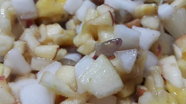 Nahaufnahme Ansicht von frischen leckeren und würzigen hausgemachten Obst Chaat Gericht. — Stockfoto