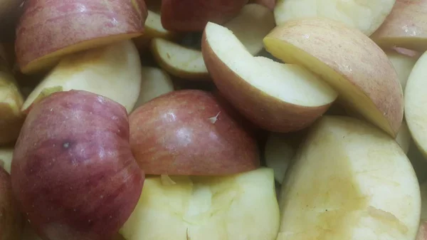 Rodajas de miel roja recién recogida fondo de manzanas crujientes — Foto de Stock