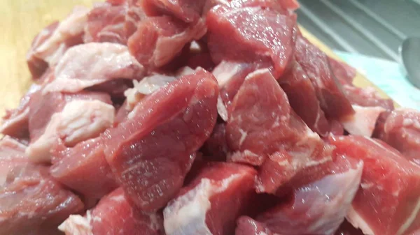 Carne roja filetes pequeños con grasa de carne blanquecina . —  Fotos de Stock