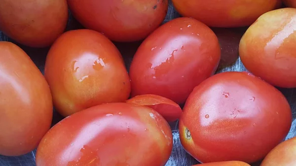 Tomates rojos en super mercado para la venta — Foto de Stock