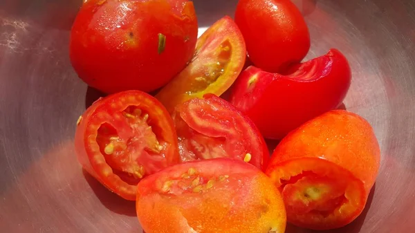 Close-up macro weergave van rode tomaten en plakjes. Een voedsel achtergrond voor tekst — Stockfoto