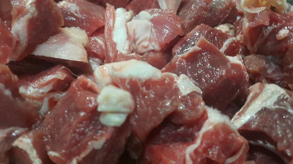 Petits steaks de viande rouge avec de la graisse de viande blanchâtre . — Photo