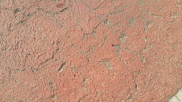 Camino dañado de color rojo o camino pavimentado con grietas — Foto de Stock