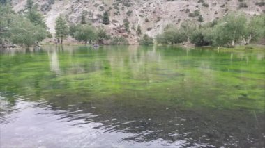 Arkasında nehir yağmur manzarası ile ayna üzerinde yağmur damlaları yakından görünümü 