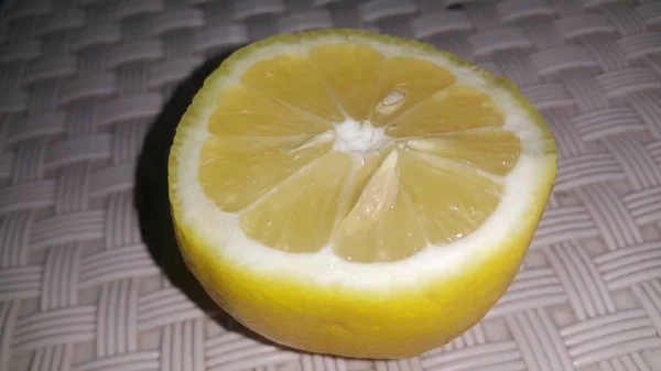 회색 바닥에 노란색 필링이 있는 신선한 레몬 슬라이스 — 스톡 사진