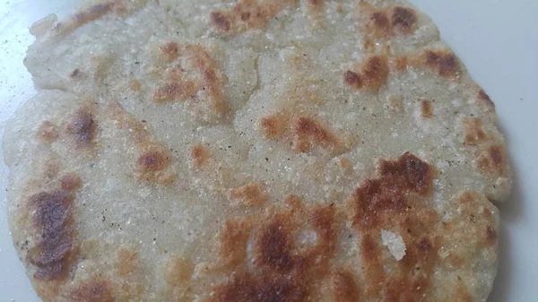 Close-upweergave van traditioneel zelfgebakken brood genaamd Jawar Roti of bhakri — Stockfoto