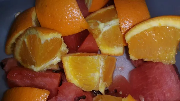 Vista ravvicinata di fette di frutta mista di arance agrumate e anguria rossa dolce — Foto Stock