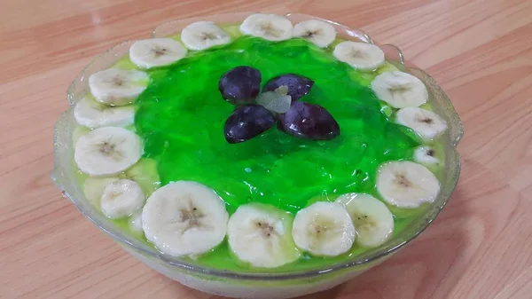 Creamy lezat hijau jelly manis dengan irisan pisang berlapis di permukaan — Stok Foto