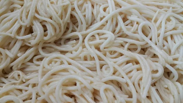 Erişte veya spagetti makarna dönen görünümü yakın — Stok fotoğraf