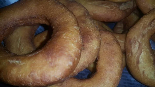 一组新鲜烹制的棕色和美味甜甜圈的特写视图. — 图库照片