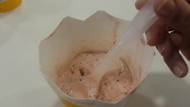 紙スプーンでアイスクリームをすくい上げるトップクローズアップビュー スプーンでデザートスクープのための食品コンセプト — ストック動画