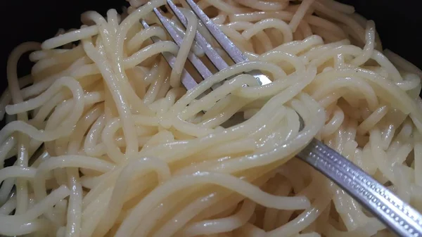 Vista de perto de macarrão rodopiando ou macarrão espaguete em uma tigela — Fotografia de Stock