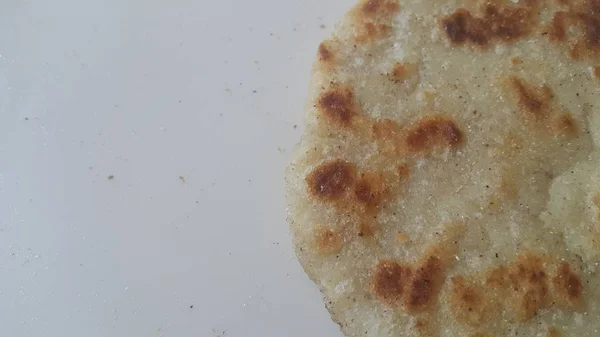 Vista de perto de pão caseiro tradicional chamado Jawar roti ou bhakri — Fotografia de Stock