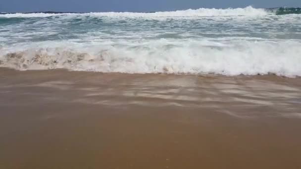 夏の日差しのビーチ海の眺め 砂浜の海岸を行ったり来たりする海の波 — ストック動画