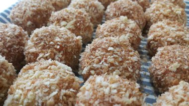 Kızarmış pizza bombalar veya pizza topları çekim görünümü pizza değiştirilmiş şeklinde.