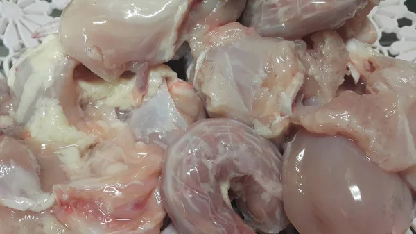 Menutup pandangan daging ayam mentah di toko kelontong — Stok Foto