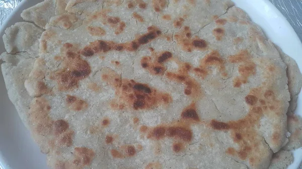 Vista de perto de pão caseiro tradicional chamado Jawar roti ou bhakri — Fotografia de Stock