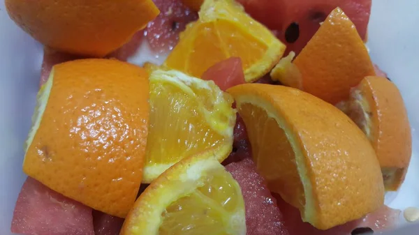 Vista de perto de frutas mistas fatias de laranjas cítricas e melancia vermelha doce — Fotografia de Stock