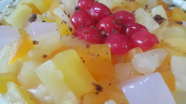Romige smakelijke zoete fruit Trifle met bananen schijfjes gelaagd op het oppervlak — Stockfoto