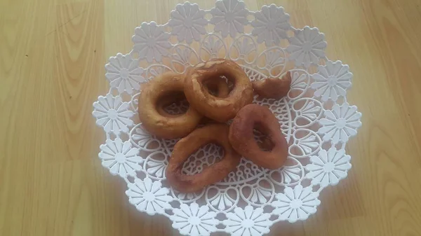 Vista de primer plano de un conjunto de rosquillas recién preparadas servidas en changair blanco —  Fotos de Stock