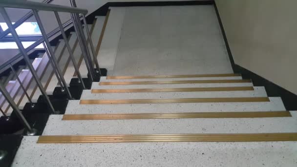 现代混凝土楼梯的特写 金角在建筑中移动下行 发达国家现代建筑的楼梯结构 — 图库视频影像