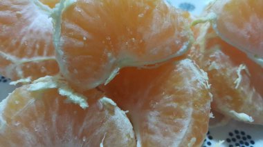 Soyulmuş portakal dilimlerinin kendi görüntüsünü kapatın