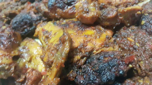 Close-up van geroosterde runderschijfjes in een koekenpan geserveerd voor de maaltijd — Stockfoto