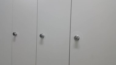 Perspektif Görünümü dolap veya üst üste beyaz kapı ile dolap