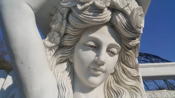 Estatua de la diosa griega Cabeza con el pelo precioso establecido en un parque público — Foto de Stock