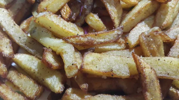 Batata frita ou fatias assadas no fundo limpo com espaço de cópia — Fotografia de Stock