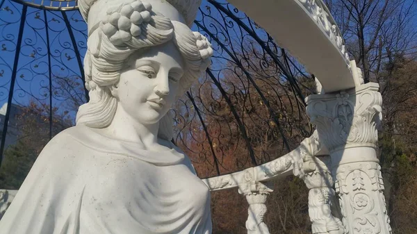 Estátua da deusa grega Cabeça com lindo cabelo assentado em um parque público — Fotografia de Stock