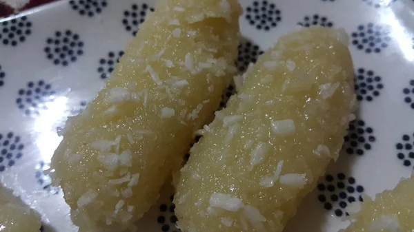 Dolci tradizionali cham cham servito in un piatto bianco, messa a fuoco selettiva — Foto Stock