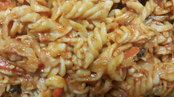 Vue rapprochée de délicieux plat de pâtes maison avec spaghettis et persil — Photo